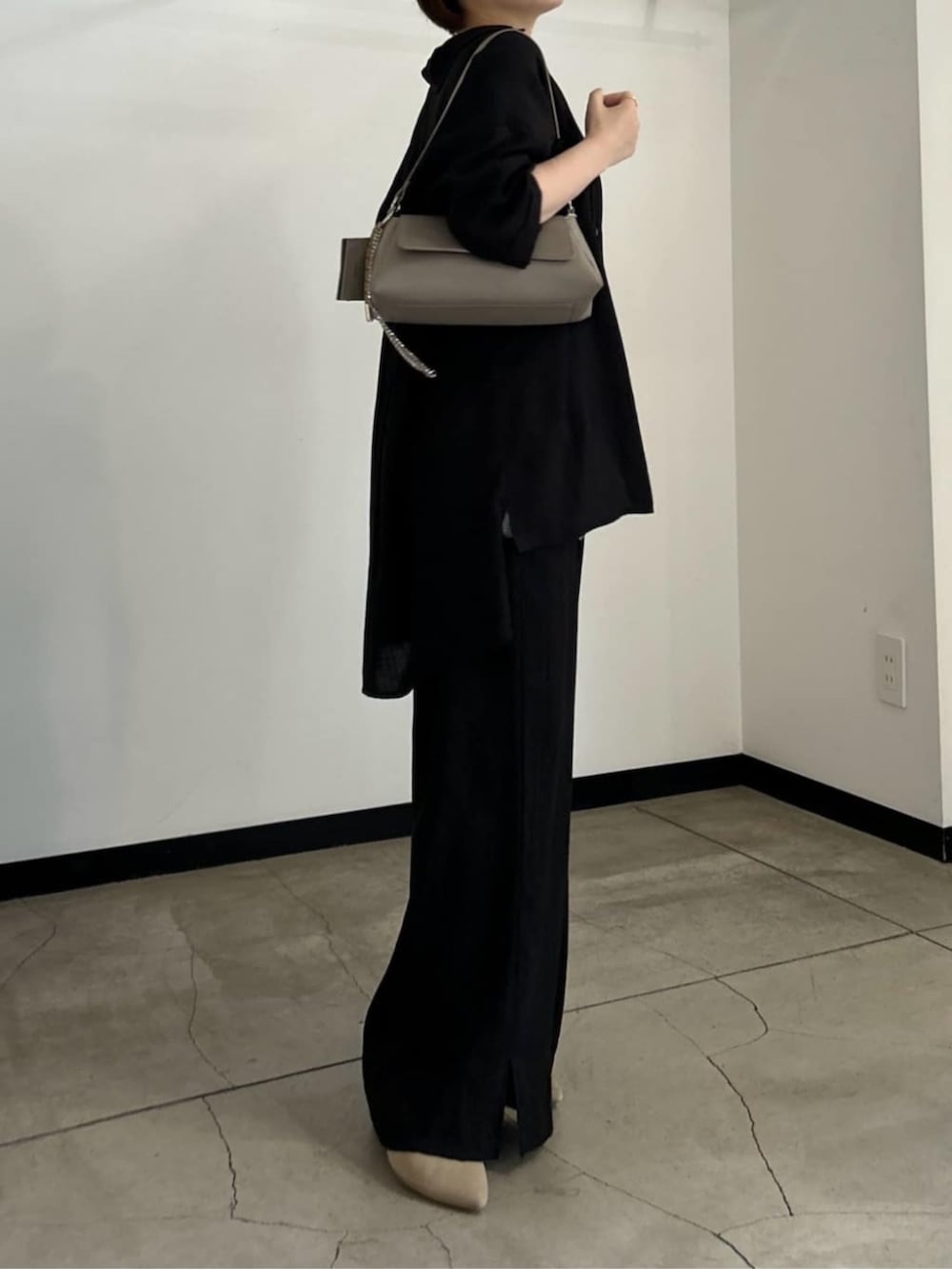 ベージュ系のショルダーバッグ、ブラック系のシャツ/ブラウス、ブラック系のその他パンツを着用したレディースの夏コーディネートの3枚目の写真