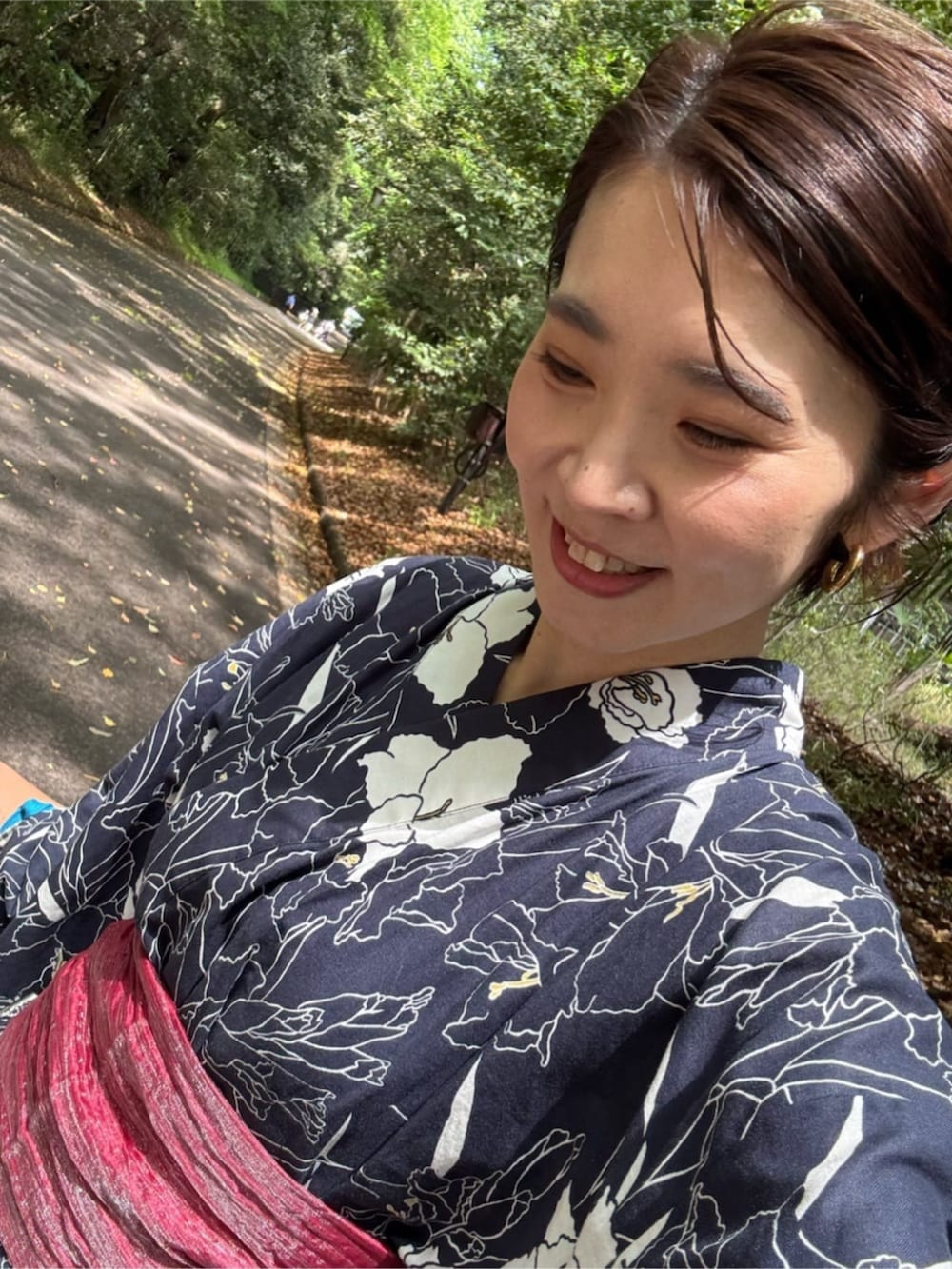 その他の浴衣、レッド系の和装小物を着用したレディースの夏コーディネートの2枚目の写真