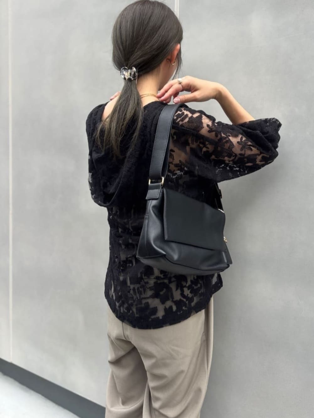 ブラック系のショルダーバッグ、ブラウン系のサロペット/オーバーオールを着用したレディースの夏コーディネートの5枚目の写真