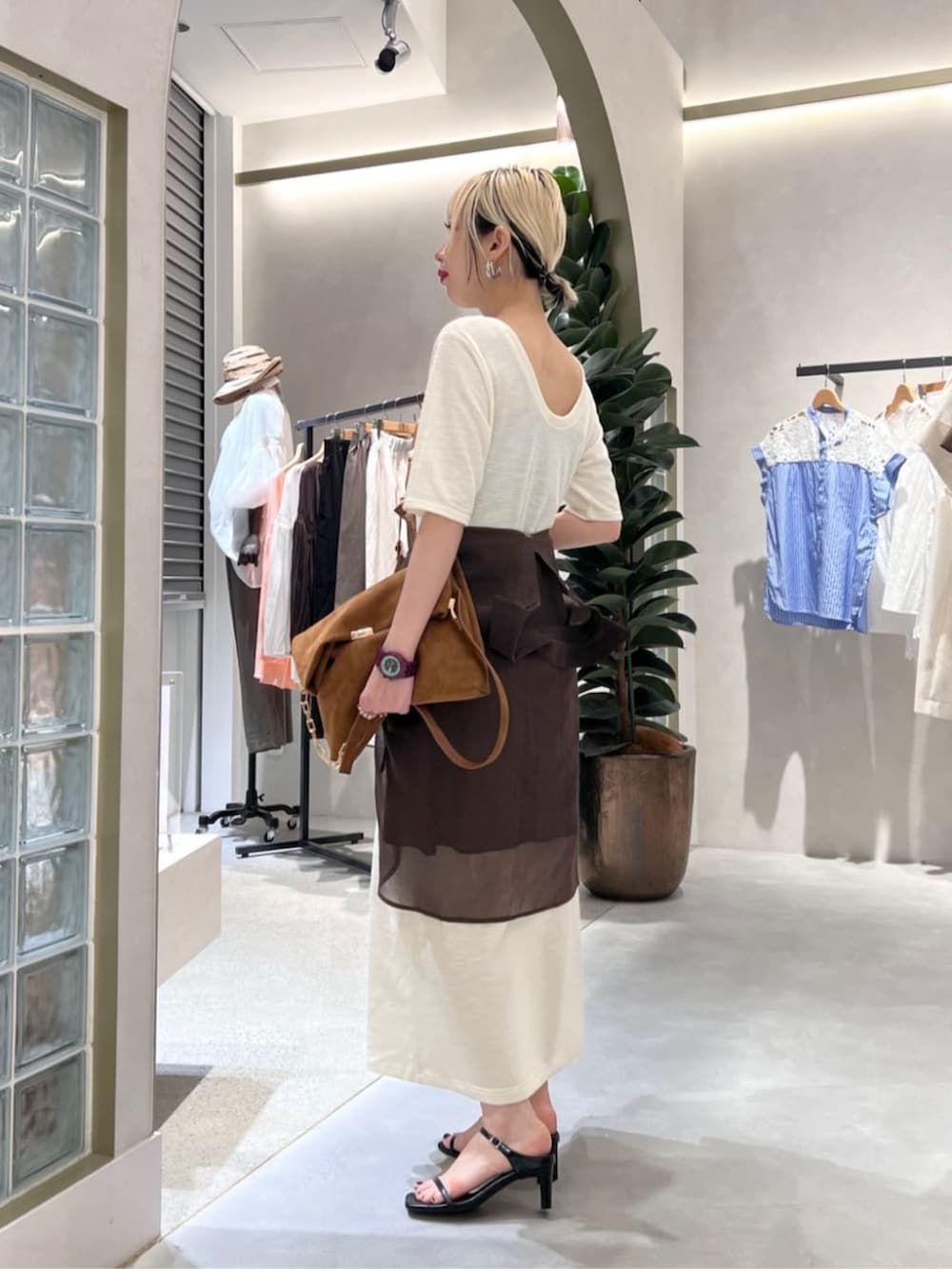 イエロー系のショルダーバッグ、ホワイト系のワンピース、ブラウン系のシャツ/ブラウスを着用したレディースの夏コーディネートの3枚目の写真
