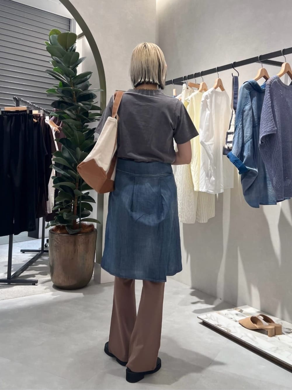 ブルー系のシャツ/ブラウス、ブラウン系のその他パンツ、ブラック系のサンダルを着用したレディースの夏コーディネートの2枚目の写真