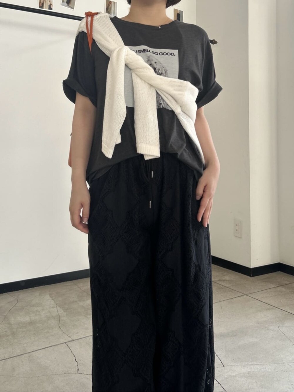 ホワイト系のニット/セーター、グレー系のTシャツ/カットソーを着用したレディースの夏コーディネートの4枚目の写真