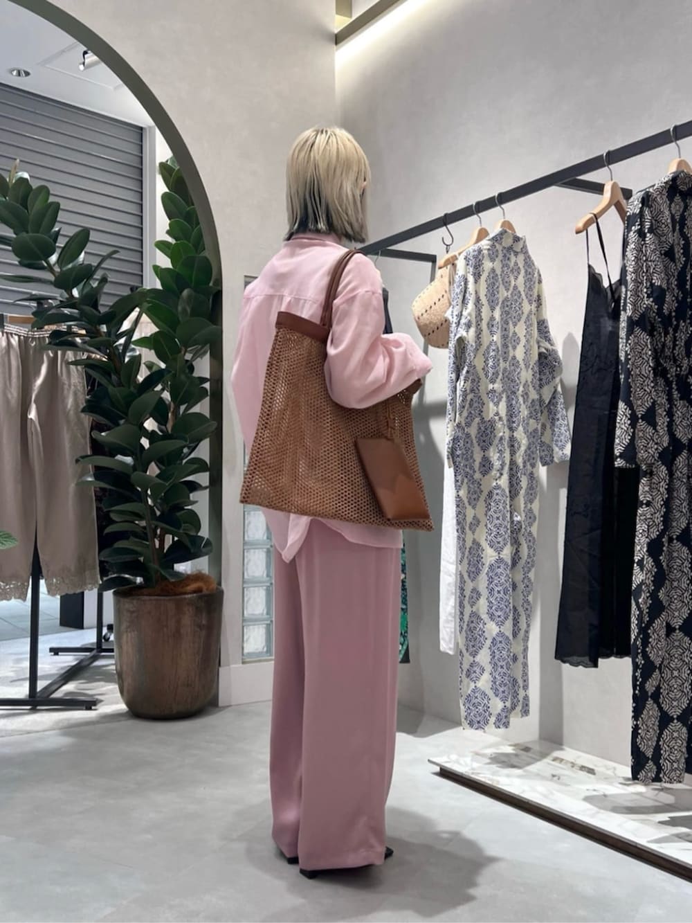 ブラック系のサンダル、ピンク系のシャツ/ブラウス、ピンク系のその他パンツを着用したレディースの夏コーディネートの3枚目の写真