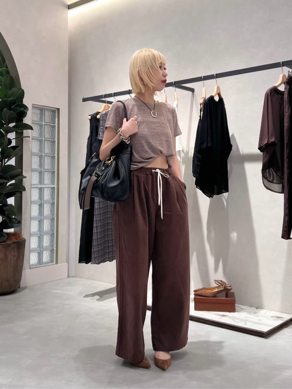 ブラウン系のデニムパンツ、ブラウン系のTシャツ/カットソーを着用したレディースの夏コーディネートの2枚目の写真