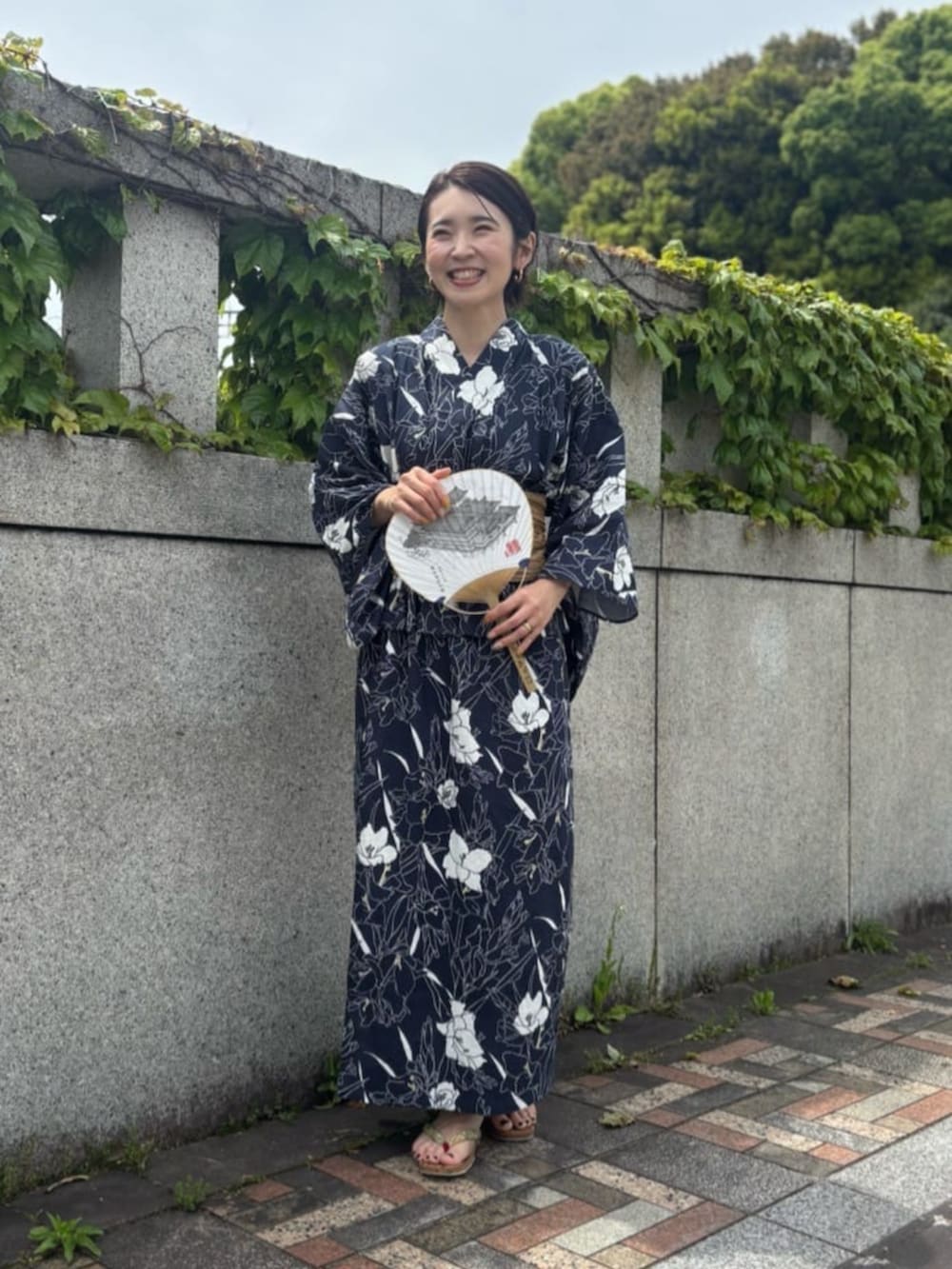 その他の浴衣、イエロー系の和装小物を着用したレディースの夏コーディネートの2枚目の写真