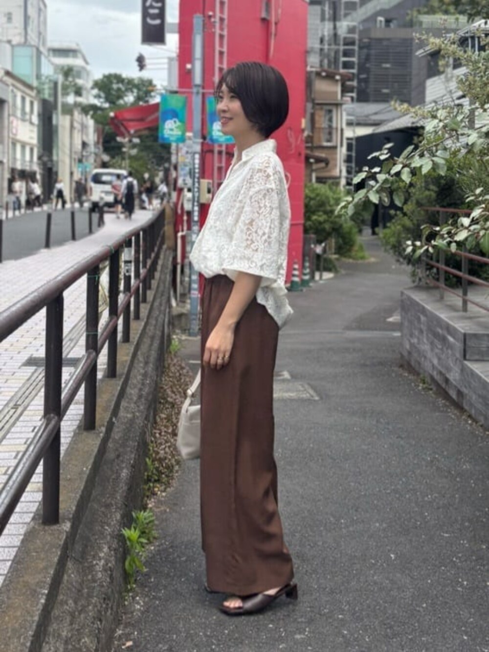 ホワイト系のタンクトップ、ブラウン系のサンダル、ブラウン系のその他パンツを着用したレディースの春コーディネートの2枚目の写真