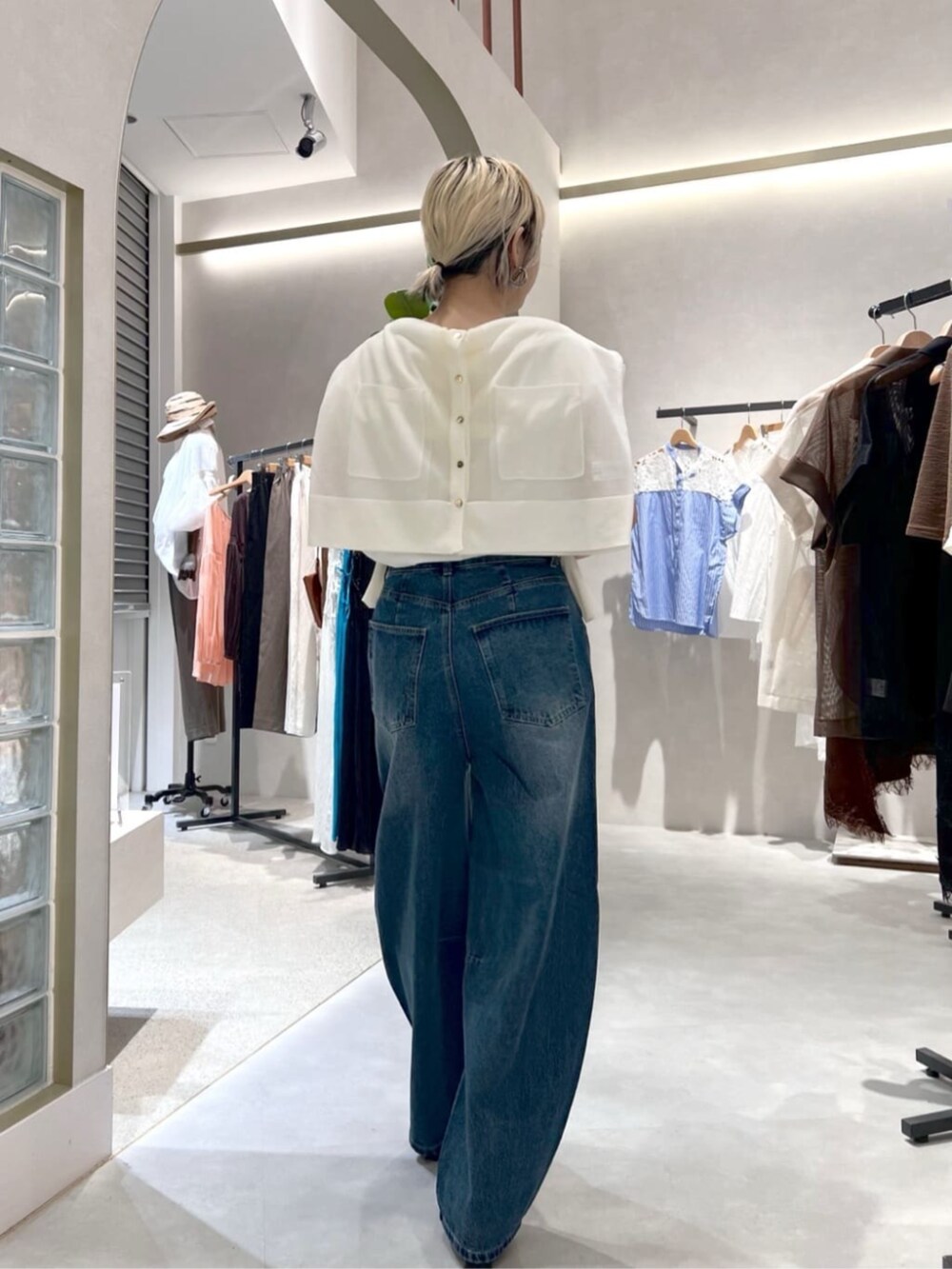 ホワイト系のTシャツ/カットソー、ホワイト系のカーディガン/ボレロを着用したレディースの夏コーディネートの4枚目の写真