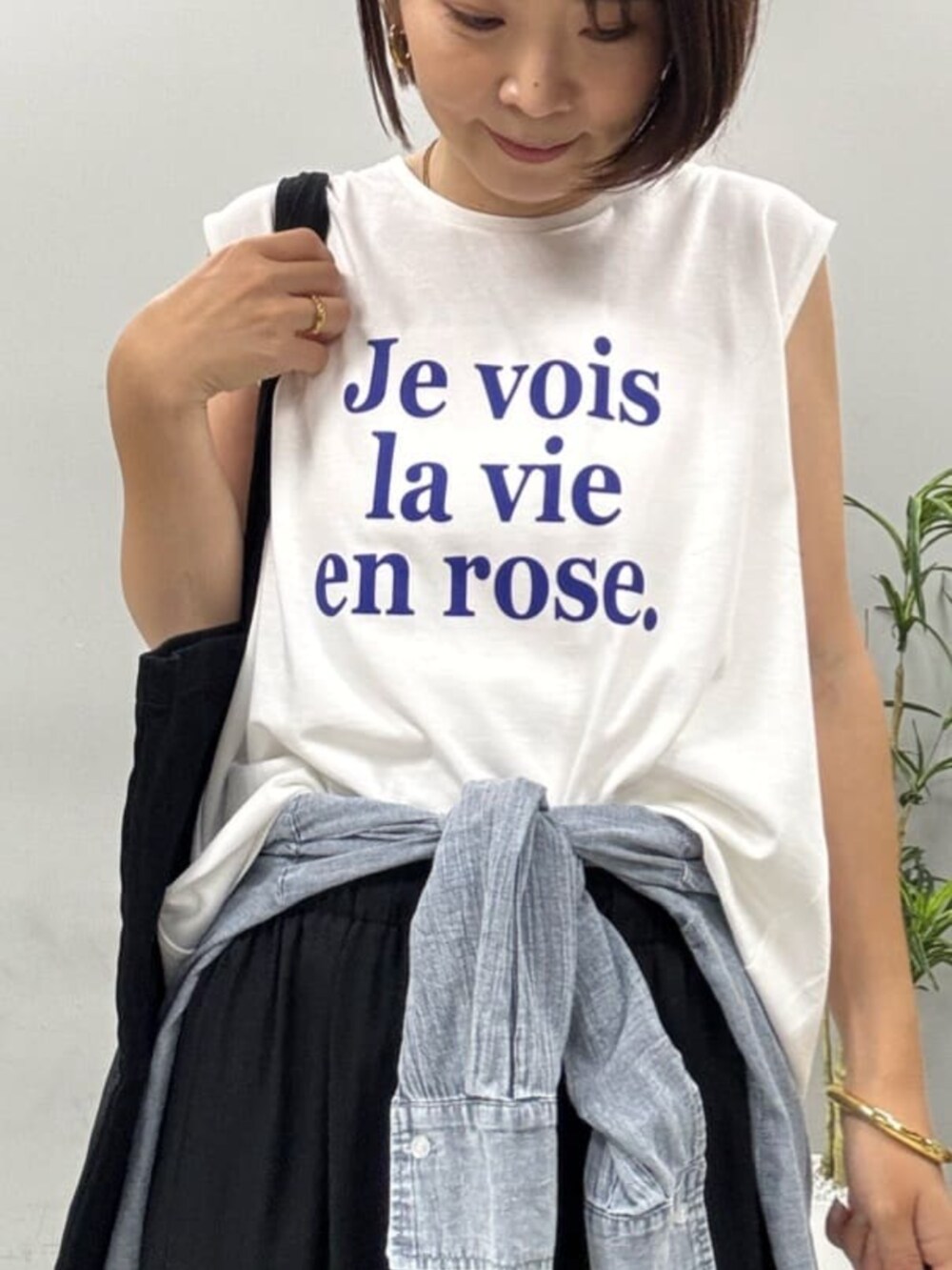 ホワイト系のTシャツ/カットソー、ブラック系のその他パンツ、ブラック系のトートバッグを着用したレディースの夏コーディネートの2枚目の写真