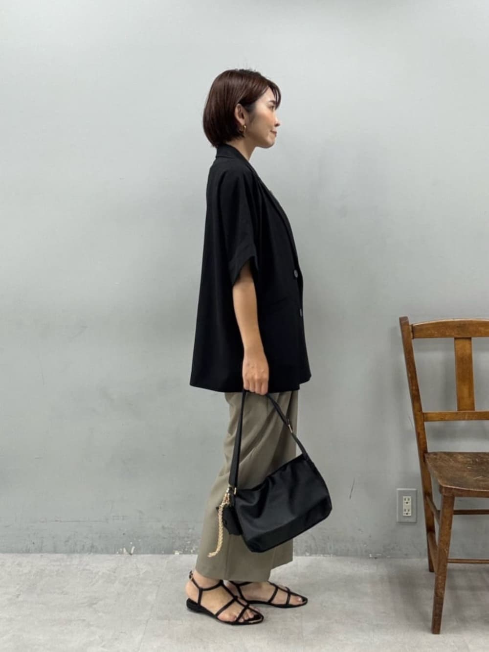その他のTシャツ/カットソー、ブラウン系のサロペット/オーバーオール、ブラック系のテーラードジャケットを着用したレディースの夏コーディネートの2枚目の写真