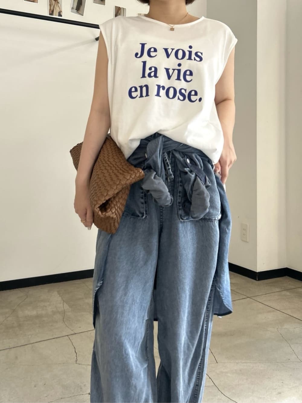 ブルー系のシャツ/ブラウス、ホワイト系のTシャツ/カットソーを着用したレディースの夏コーディネートの2枚目の写真