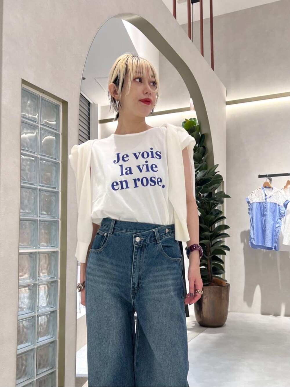 ホワイト系のTシャツ/カットソー、ホワイト系のカーディガン/ボレロを着用したレディースの夏コーディネートの3枚目の写真