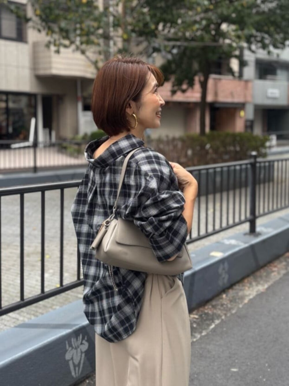 ベージュ系のショルダーバッグ、ベージュ系のスラックス、その他のシャツ/ブラウスを着用したレディースの夏コーディネートの4枚目の写真