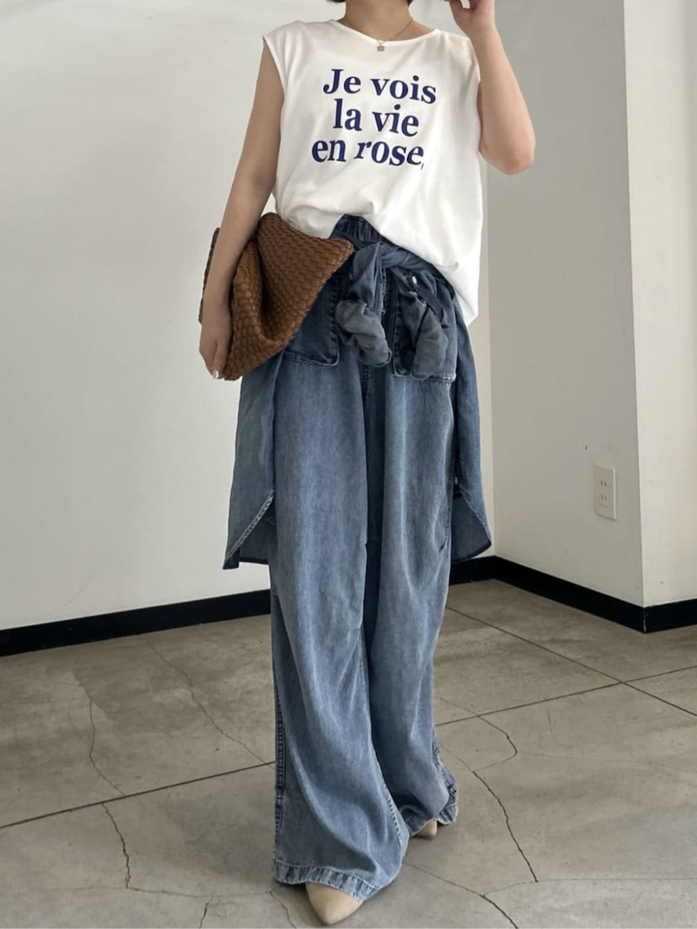 ブルー系のシャツ/ブラウス、ホワイト系のTシャツ/カットソーを着用したレディースの夏コーディネートの3枚目の写真