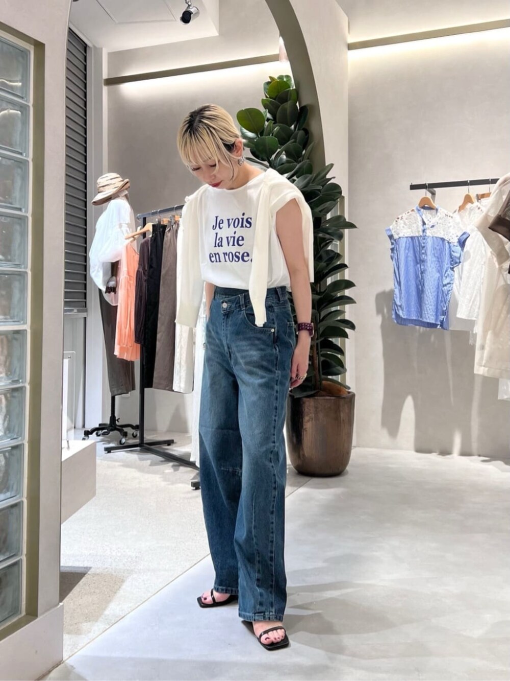 ホワイト系のTシャツ/カットソー、ホワイト系のカーディガン/ボレロを着用したレディースの夏コーディネートの2枚目の写真