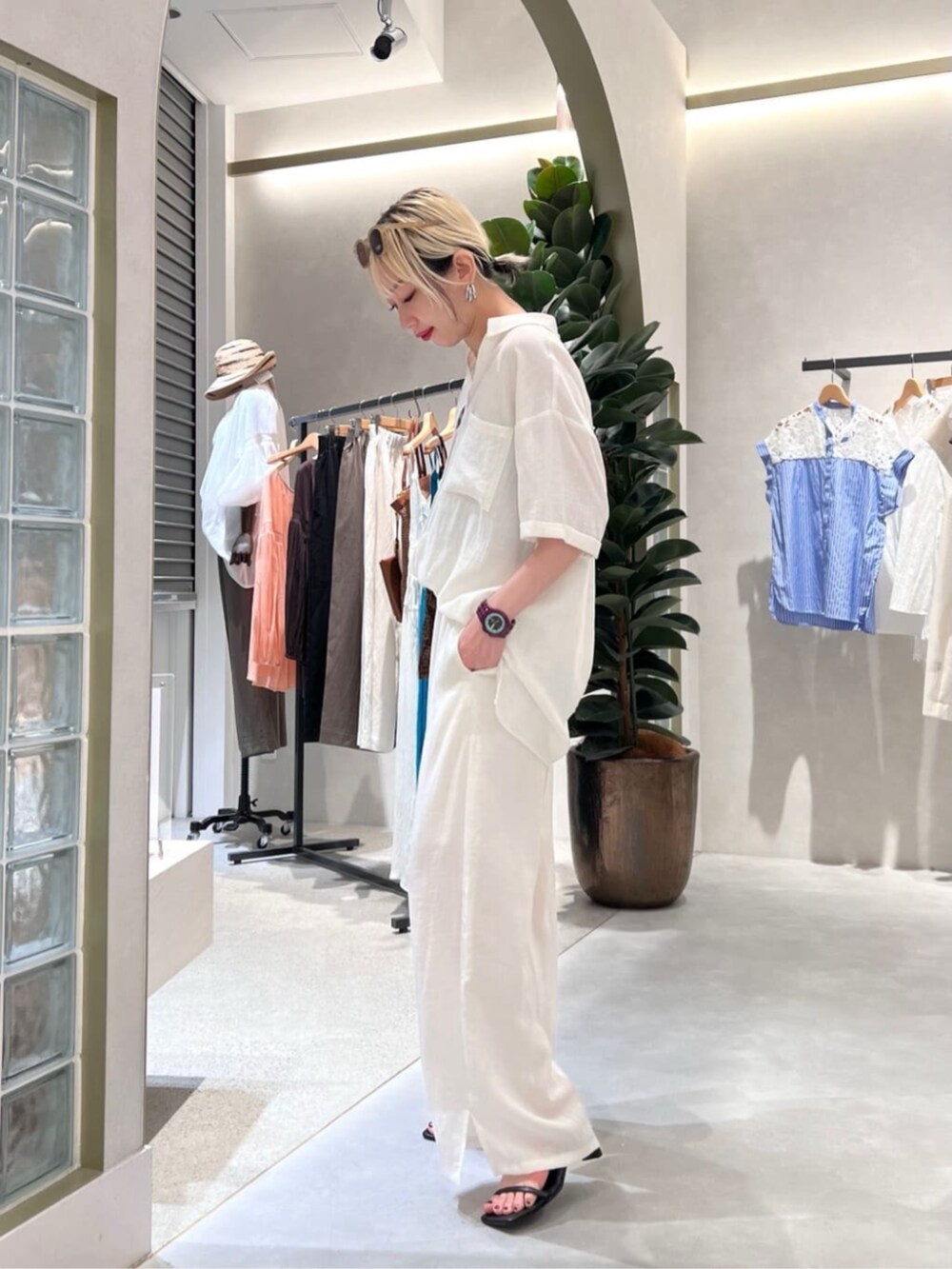 その他のトートバッグ、ホワイト系のその他パンツ、ホワイト系のシャツ/ブラウスを着用したレディースの夏コーディネートの2枚目の写真