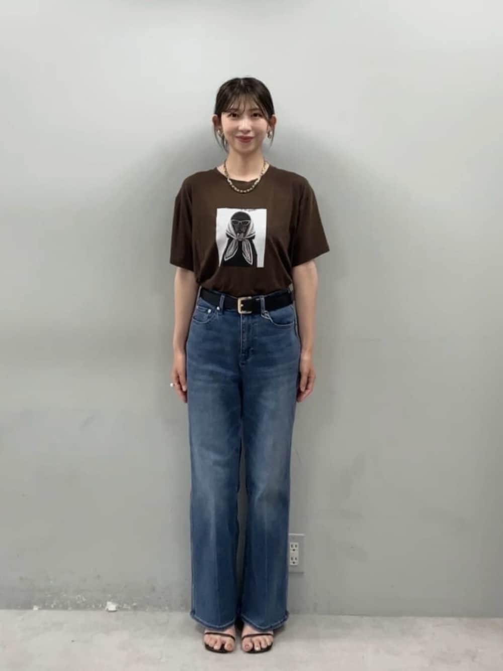 ブラウン系のTシャツ/カットソーを着用したレディースの夏コーディネートの3枚目の写真