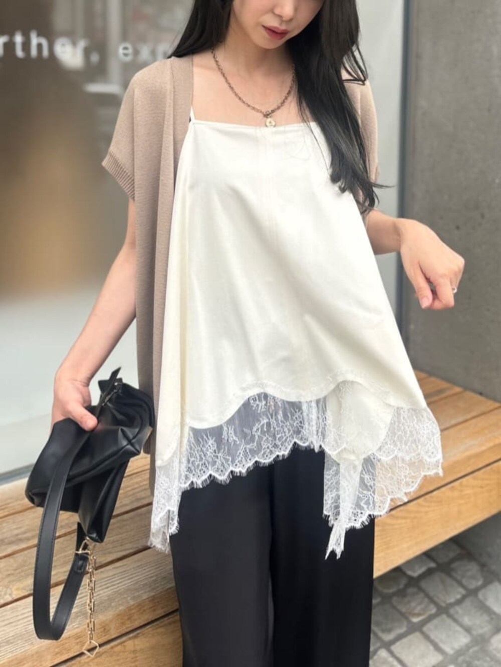 ベージュ系のベスト、ブラック系のその他パンツを着用したレディースの夏コーディネートの2枚目の写真