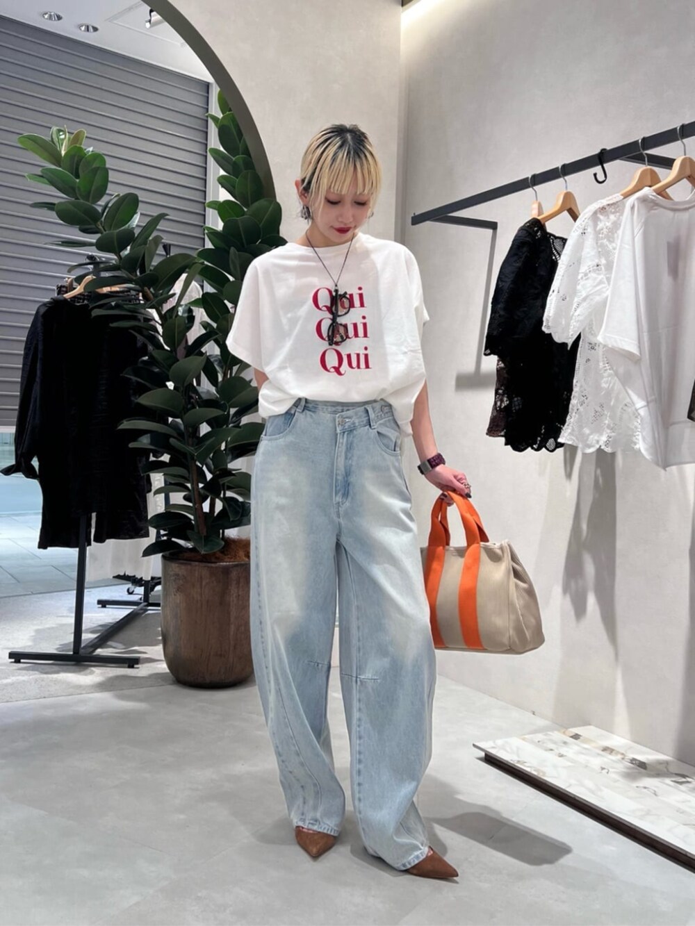 ホワイト系のTシャツ/カットソーを着用したレディースの夏コーディネートの2枚目の写真