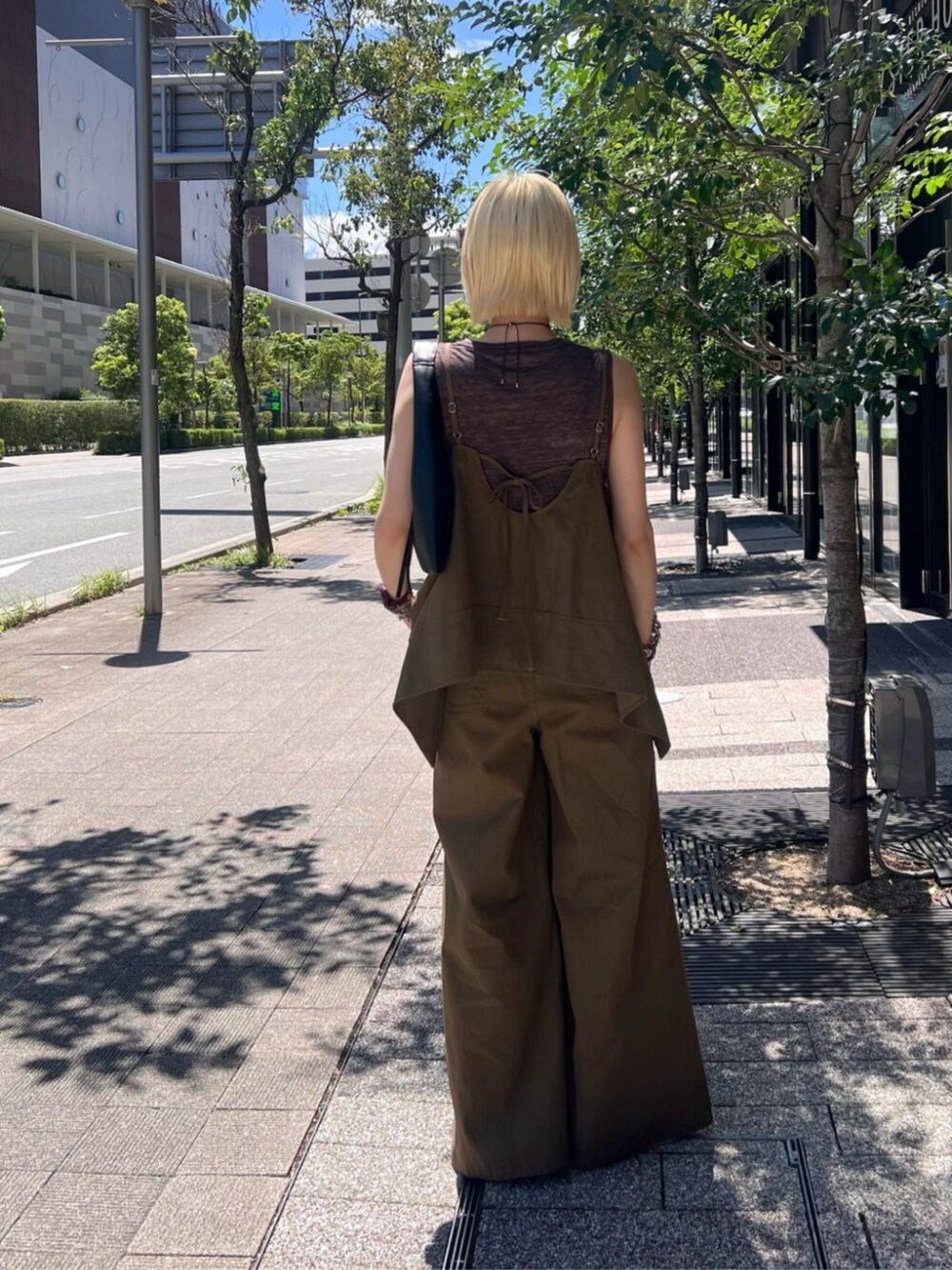 ブラウン系のタンクトップを着用したレディースの夏コーディネートの6枚目の写真