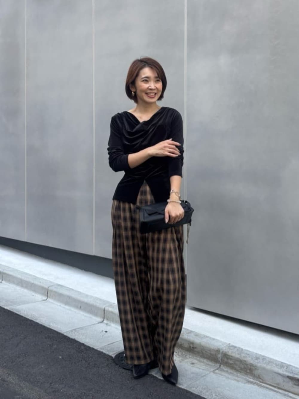ブラック系のショルダーバッグ、ブラック系のTシャツ/カットソーを着用したレディースの夏コーディネートの2枚目の写真
