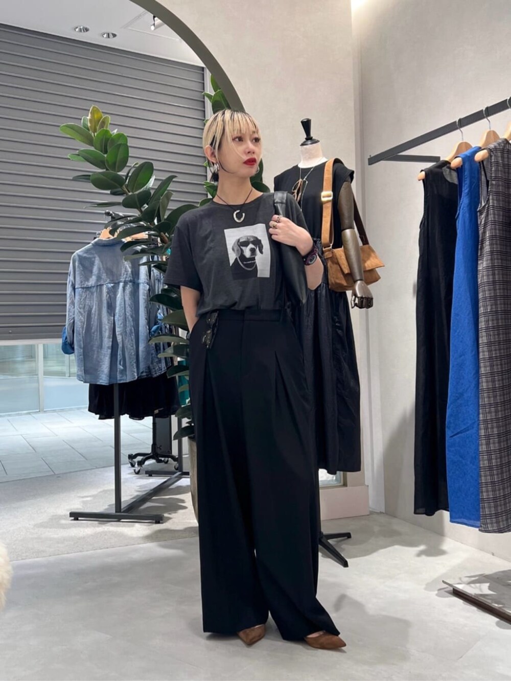 その他のTシャツ/カットソー、ブラック系のスラックスを着用したレディースの夏コーディネートの3枚目の写真