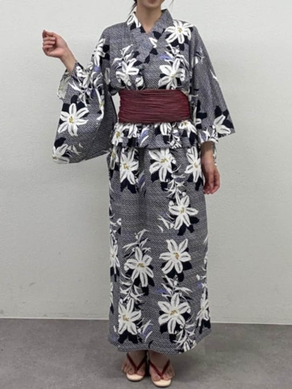 その他の浴衣、レッド系の和装小物を着用したレディースの夏コーディネートの3枚目の写真