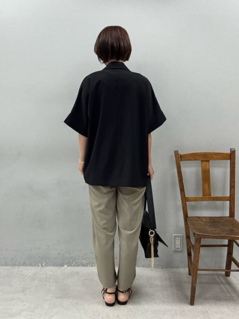 その他のTシャツ/カットソー、ブラウン系のサロペット/オーバーオール、ブラック系のテーラードジャケットを着用したレディースの夏コーディネートの3枚目の写真