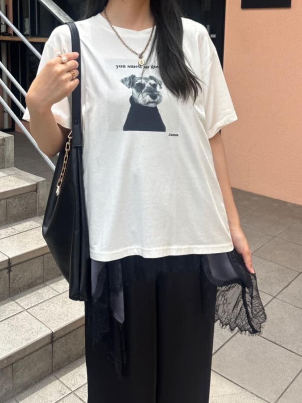 グレー系のキャミソール、その他のTシャツ/カットソー、ブラック系のその他パンツを着用したレディースの夏コーディネートの4枚目の写真