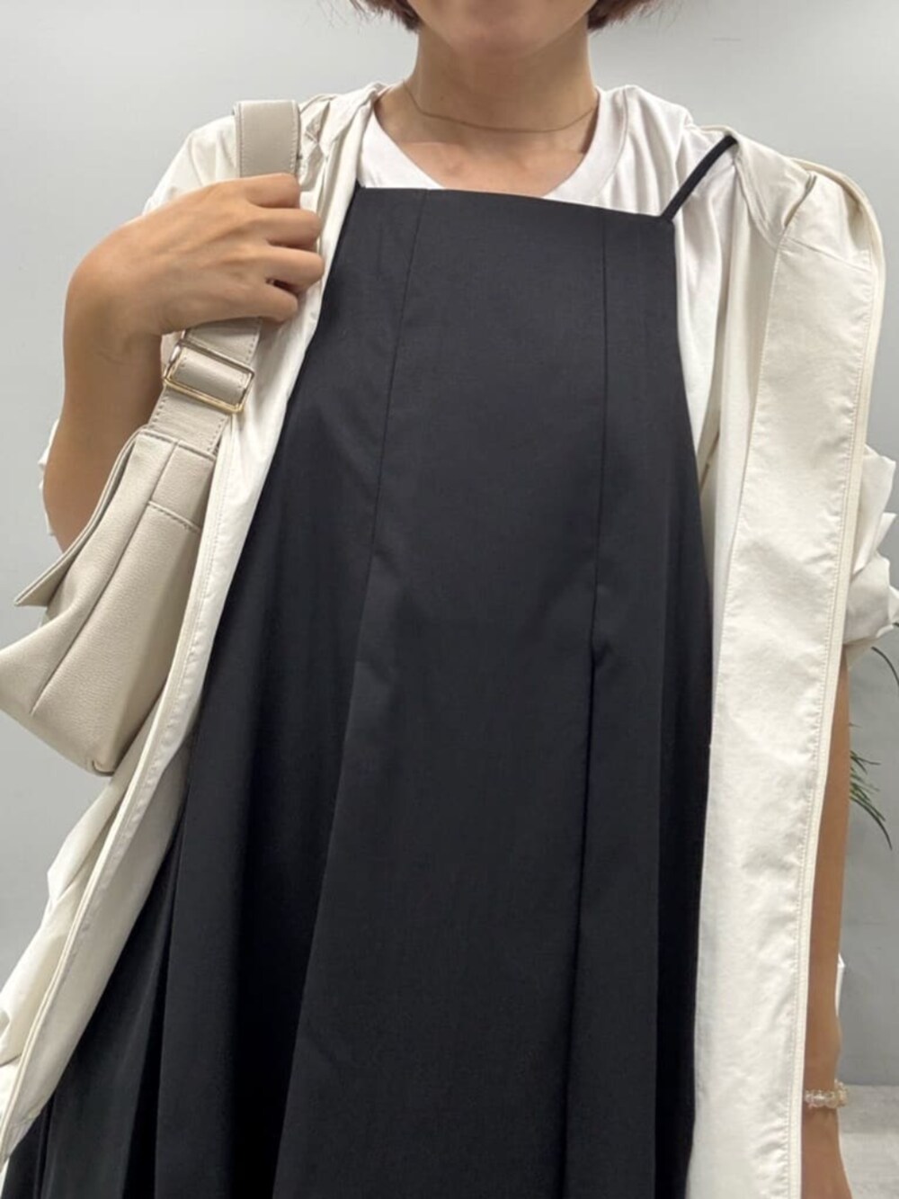 ホワイト系のショルダーバッグ、ブラック系のワンピース、その他のTシャツ/カットソーを着用したレディースの夏コーディネートの2枚目の写真