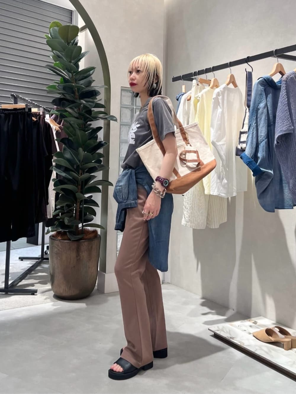 ブルー系のシャツ/ブラウス、ブラウン系のその他パンツ、ブラック系のサンダルを着用したレディースの夏コーディネートの4枚目の写真