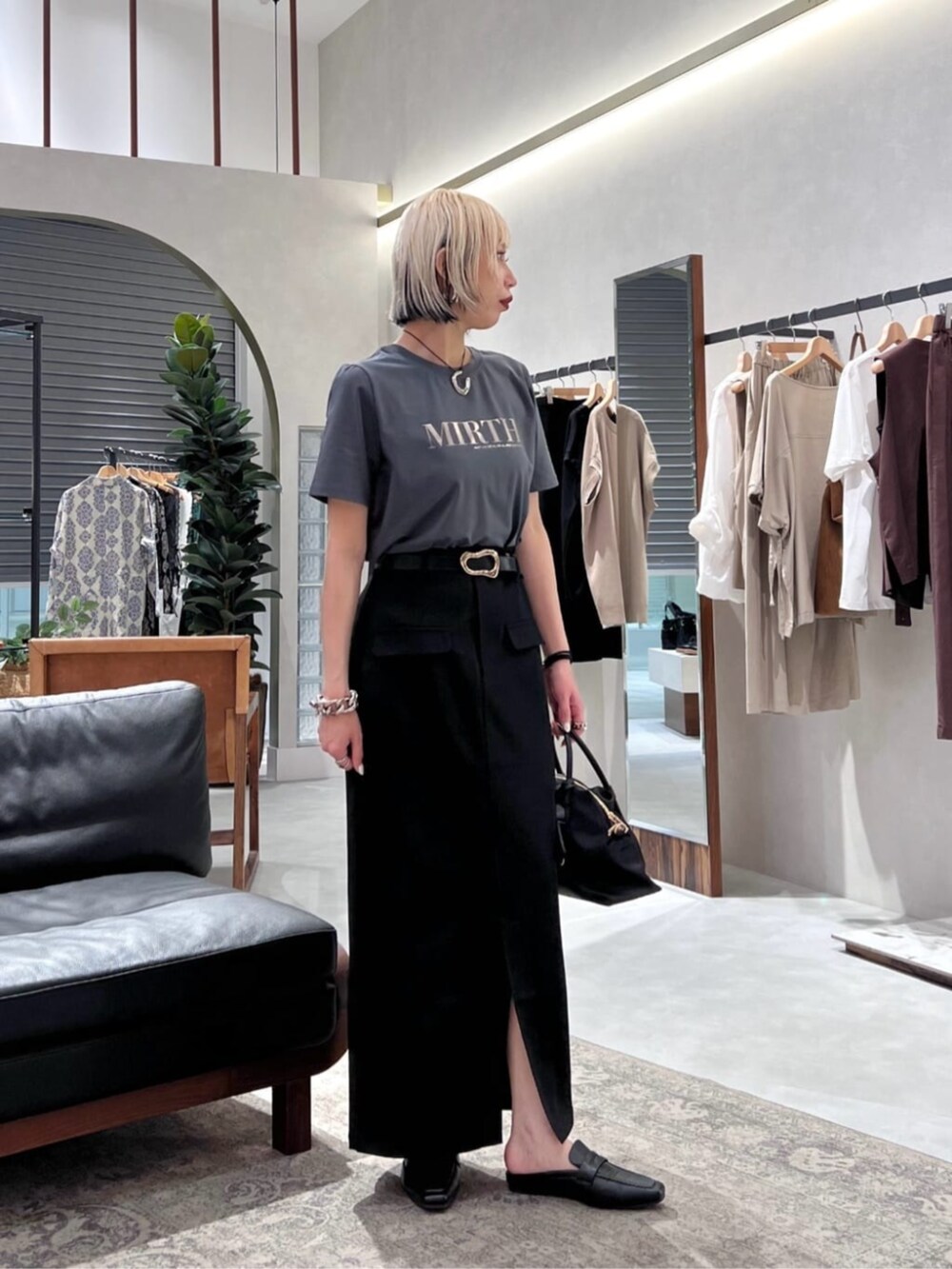 ブラック系のTシャツ/カットソー、ブラック系のベルトを着用したレディースの夏コーディネートの2枚目の写真