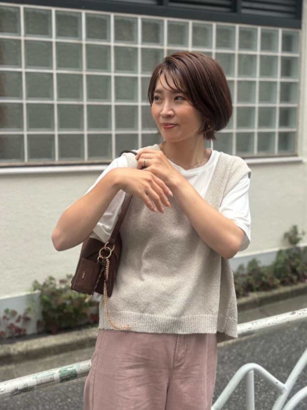 ブラウン系のショルダーバッグ、その他のTシャツ/カットソー、ピンク系のその他パンツを着用したレディースの夏コーディネートの3枚目の写真