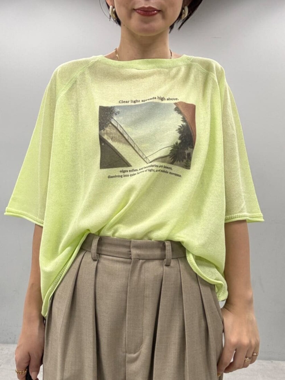 グリーン系のTシャツ/カットソーを着用したレディースの春コーディネートの3枚目の写真