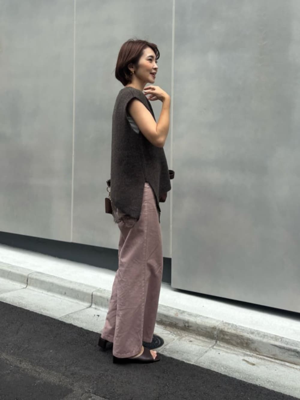 ブラウン系のショルダーバッグ、ピンク系のその他パンツ、ブラウン系のキャミソールを着用したレディースの夏コーディネートの2枚目の写真