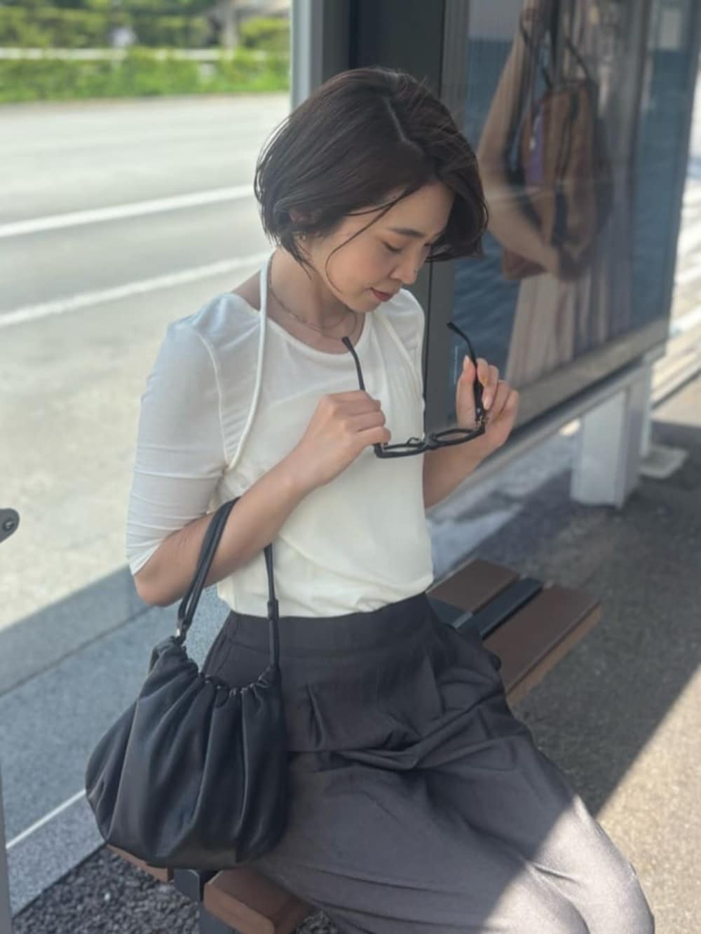 ブラック系のその他パンツ、ホワイト系のTシャツ/カットソーを着用したレディースの春コーディネートの3枚目の写真