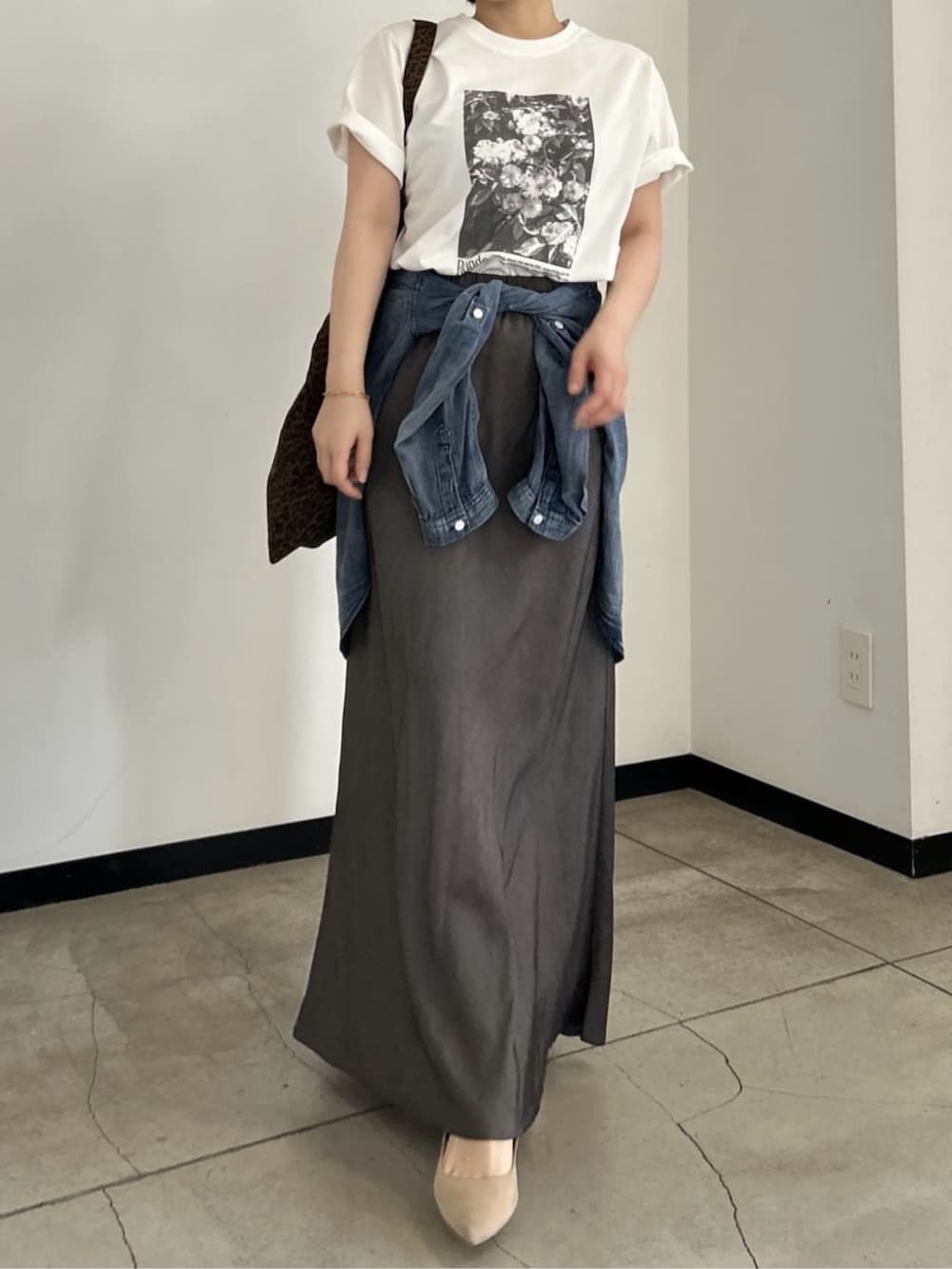 その他のTシャツ/カットソー、ブルー系のシャツ/ブラウス、ブラック系のスカートを着用したレディースの春コーディネートの2枚目の写真