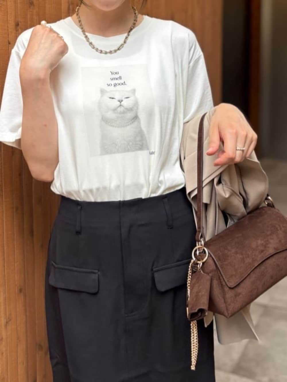 ベージュ系のテーラードジャケット、ブラウン系のショルダーバッグ、ホワイト系のTシャツ/カットソーを着用したレディースの夏コーディネートの5枚目の写真