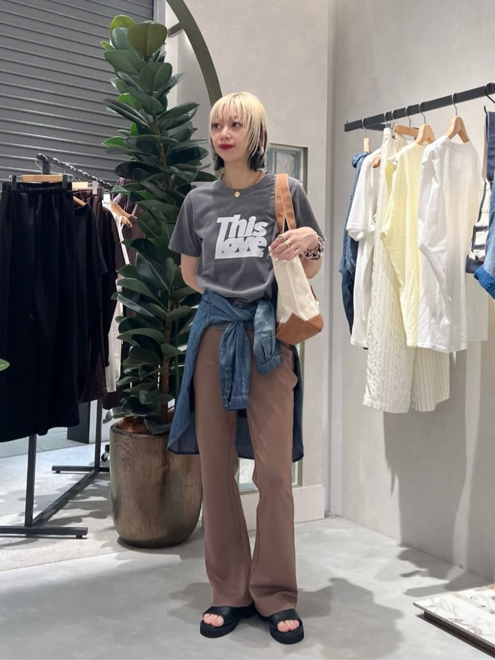 ブルー系のシャツ/ブラウス、ブラウン系のその他パンツ、ブラック系のサンダルを着用したレディースの夏コーディネートの3枚目の写真
