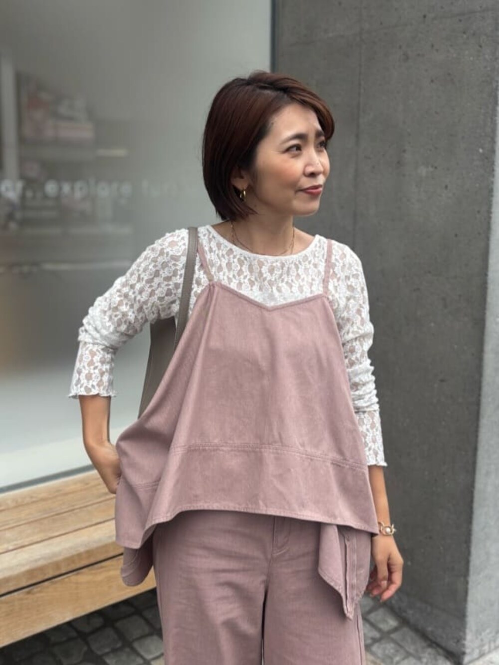 ベージュ系のショルダーバッグ、ホワイト系のTシャツ/カットソー、ピンク系のキャミソールを着用したレディースの夏コーディネートの4枚目の写真