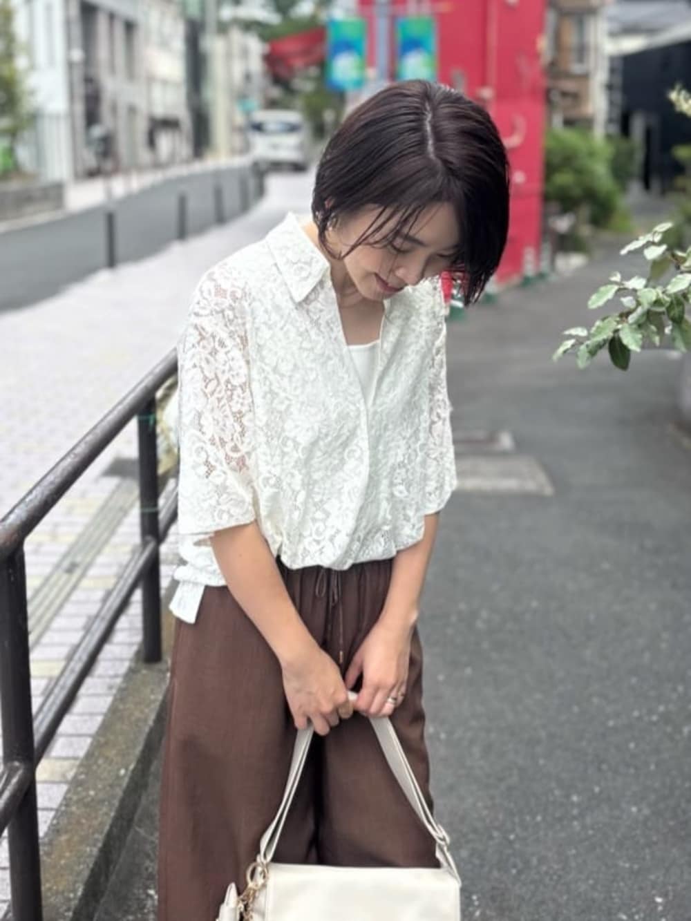 ホワイト系のタンクトップ、ブラウン系のサンダル、ブラウン系のその他パンツを着用したレディースの春コーディネートの4枚目の写真
