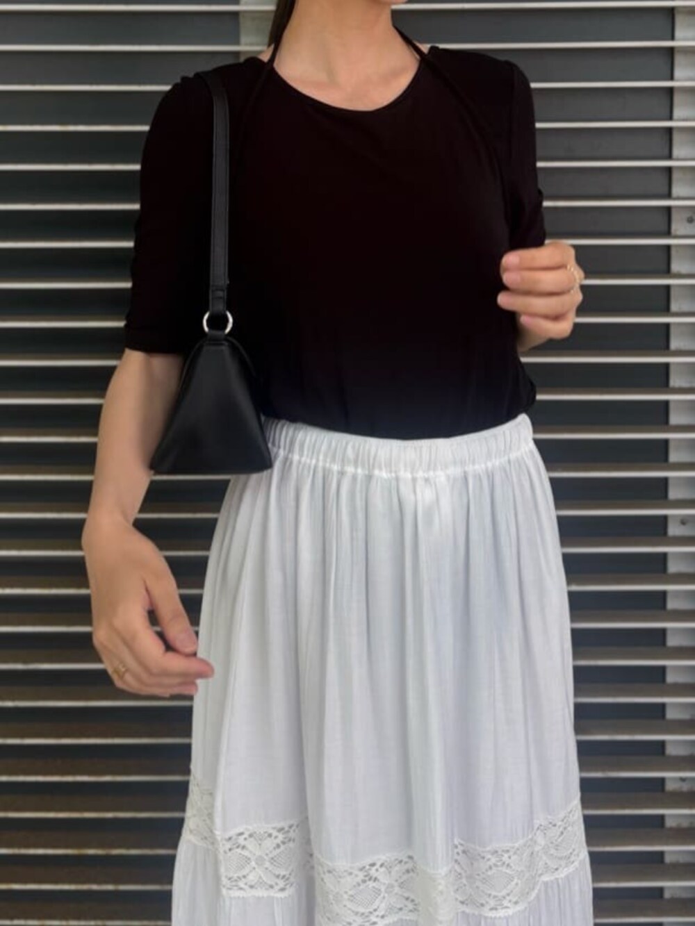 ブラック系のショルダーバッグ、ブラック系のTシャツ/カットソーを着用したレディースの春コーディネートの3枚目の写真