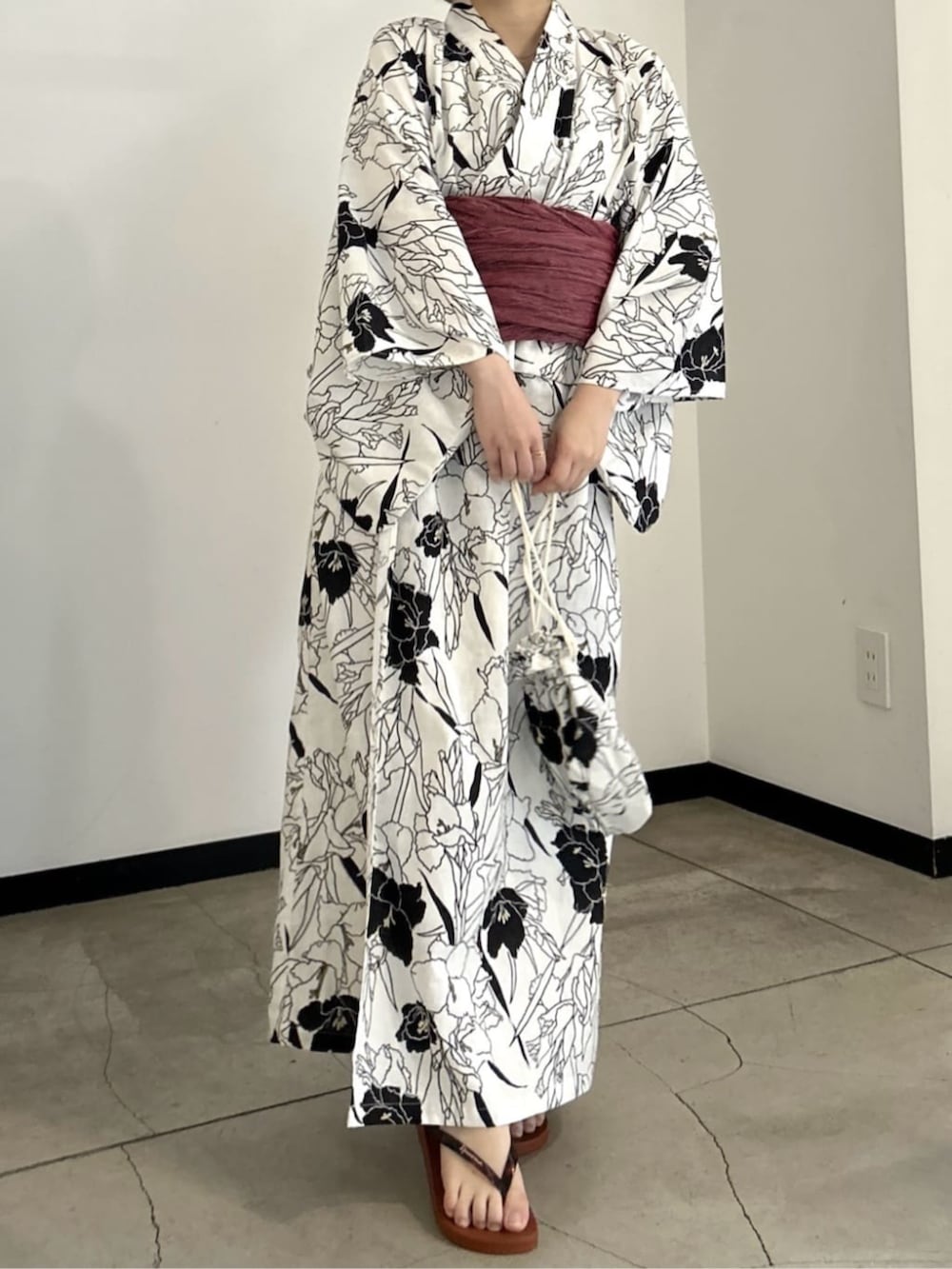 その他の浴衣、レッド系の和装小物を着用したレディースの夏コーディネートの2枚目の写真