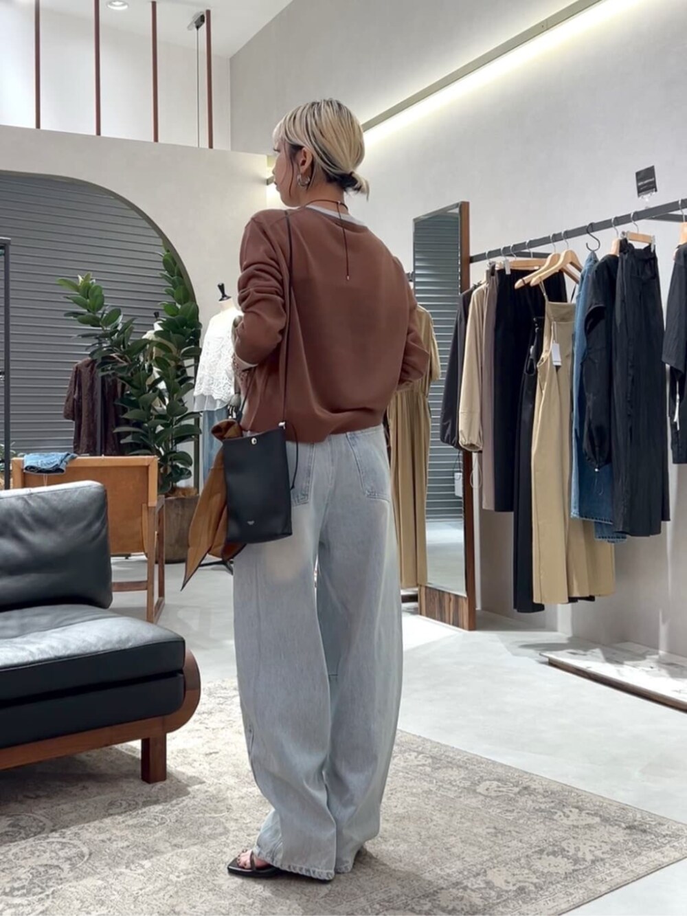 ブラウン系のカーディガン/ボレロを着用したレディースの夏コーディネートの3枚目の写真