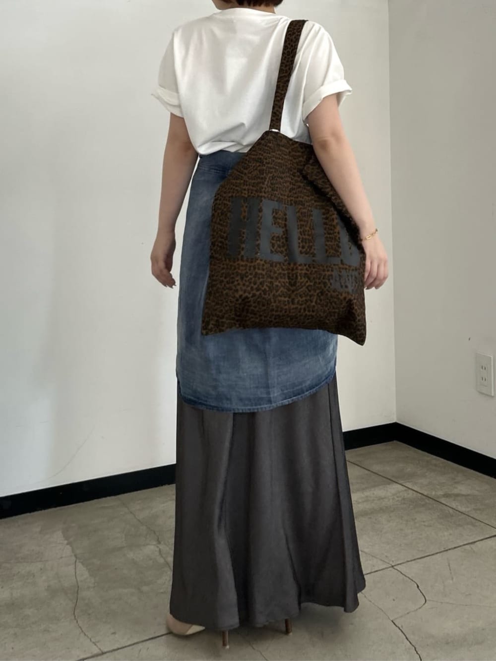 その他のTシャツ/カットソー、ブルー系のシャツ/ブラウス、ブラック系のスカートを着用したレディースの春コーディネートの3枚目の写真