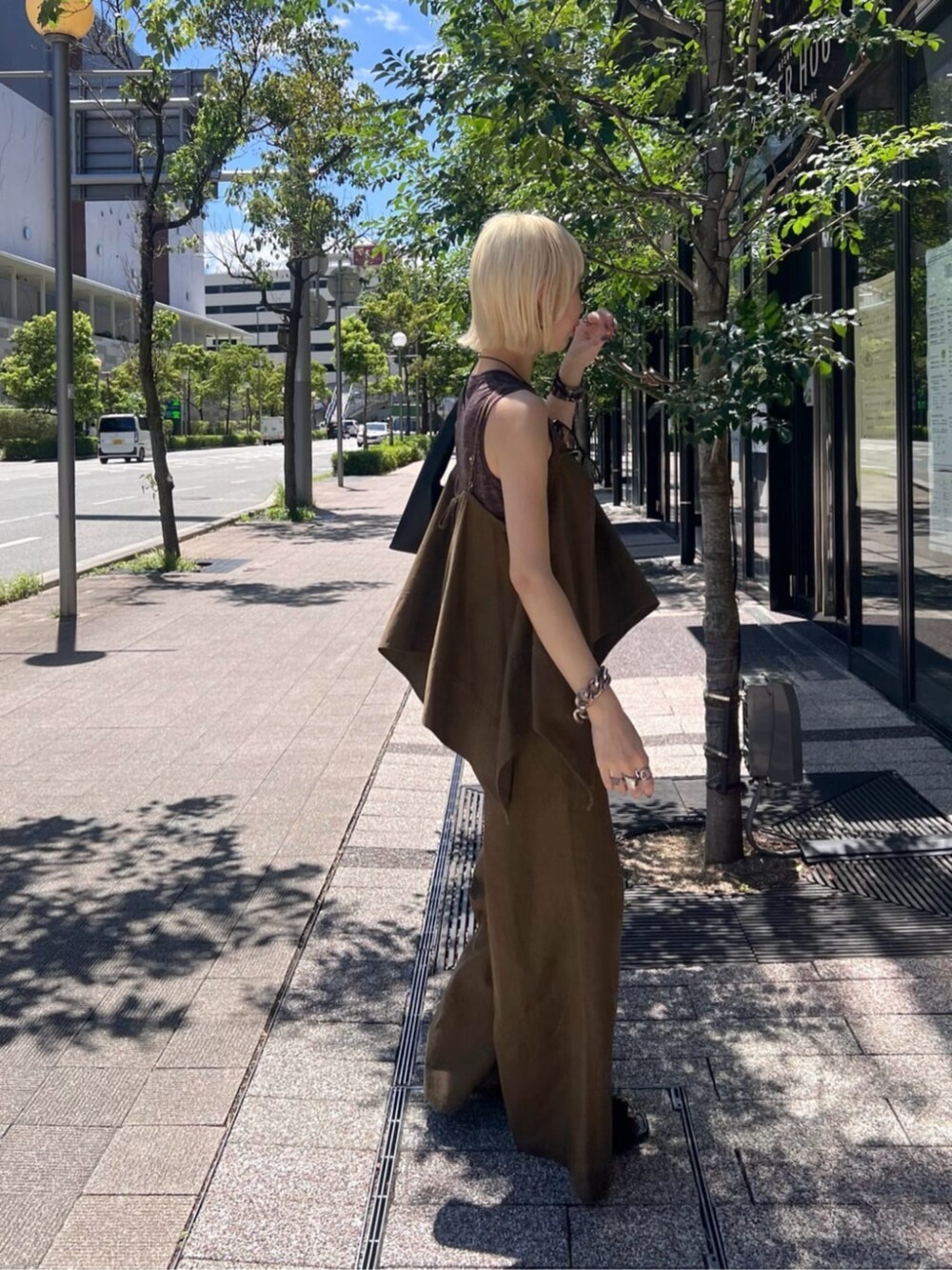 ブラウン系のタンクトップを着用したレディースの夏コーディネートの2枚目の写真
