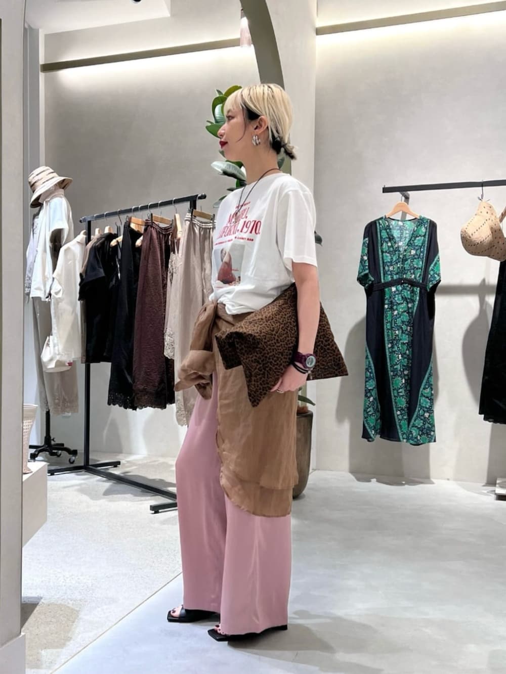 ピンク系のその他パンツ、ホワイト系のTシャツ/カットソーを着用したレディースの夏コーディネートの2枚目の写真
