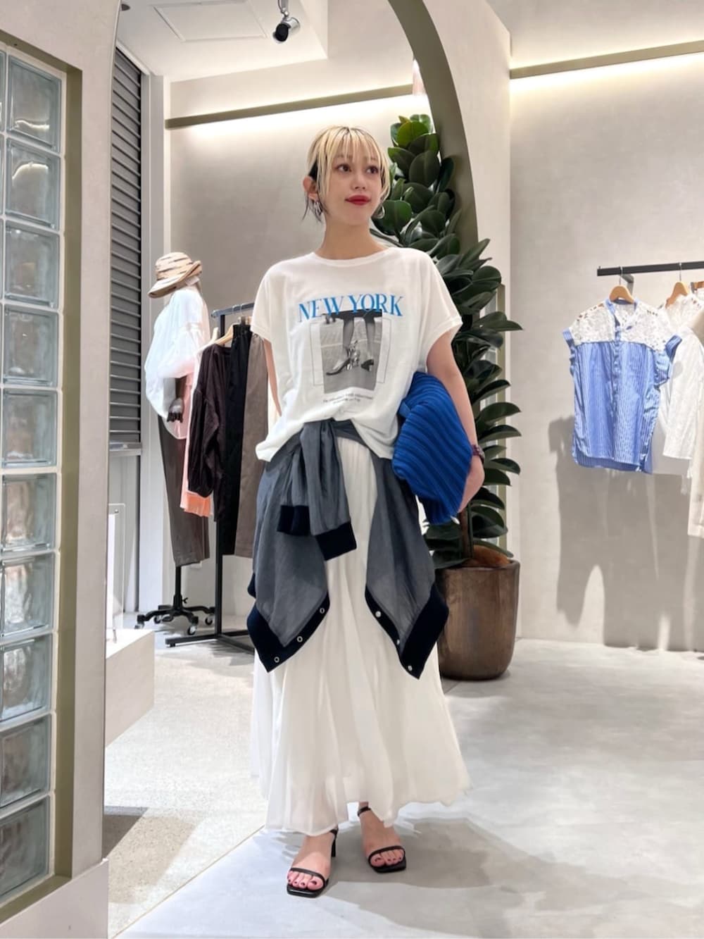 ブルー系のブルゾン、ホワイト系のTシャツ/カットソーを着用したレディースの夏コーディネートの4枚目の写真