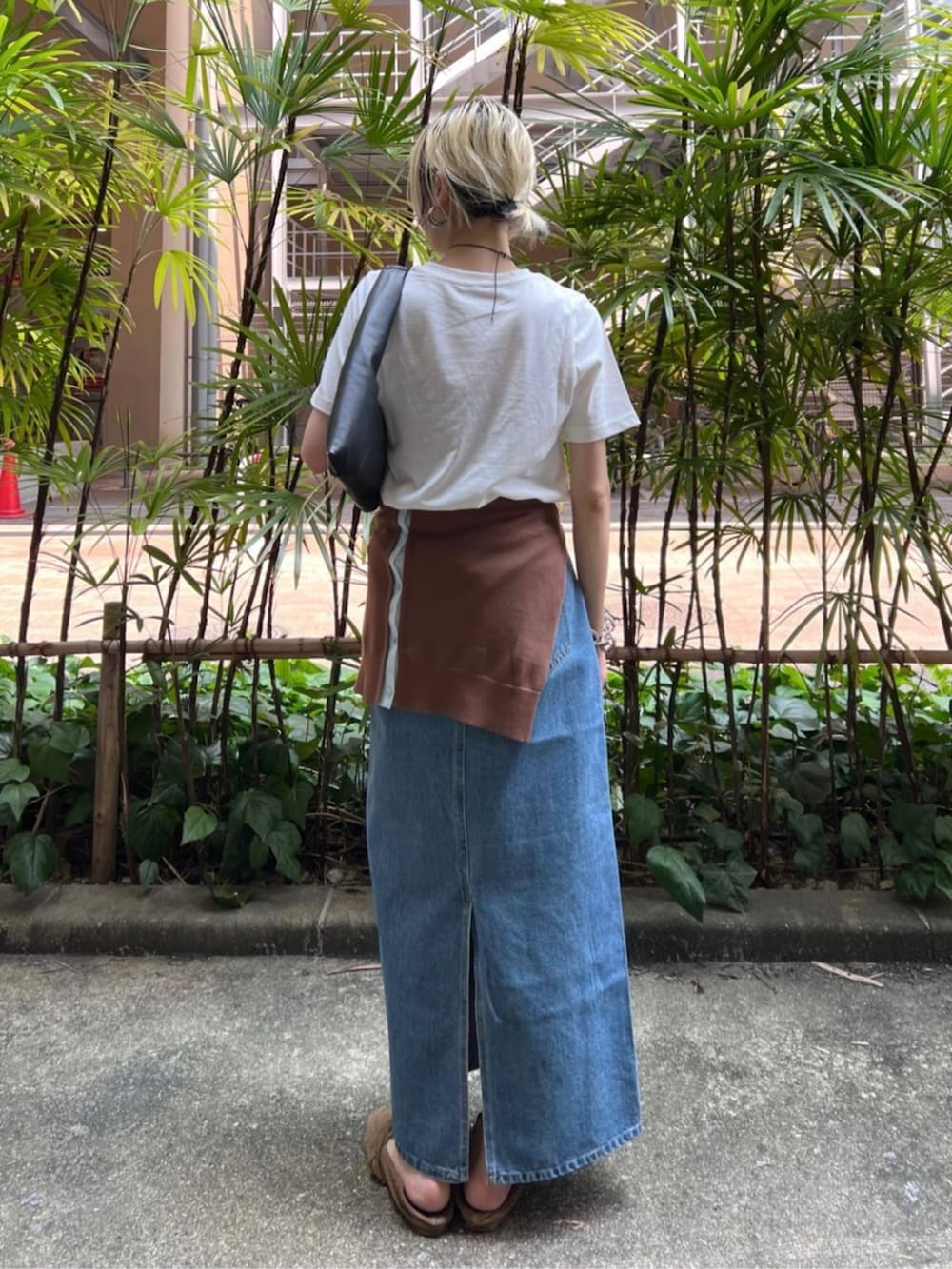 ブルー系のデニムスカートを着用したレディースの夏コーディネートの4枚目の写真