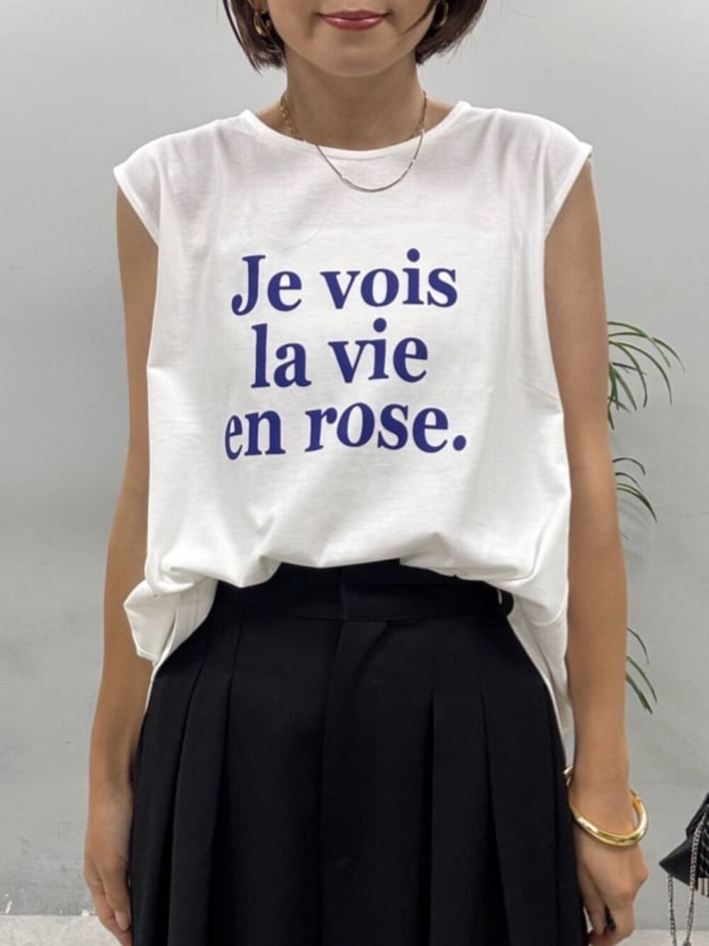 ブラック系のショルダーバッグ、ブラック系のシャツ/ブラウス、ホワイト系のTシャツ/カットソーを着用したレディースの夏コーディネートの3枚目の写真
