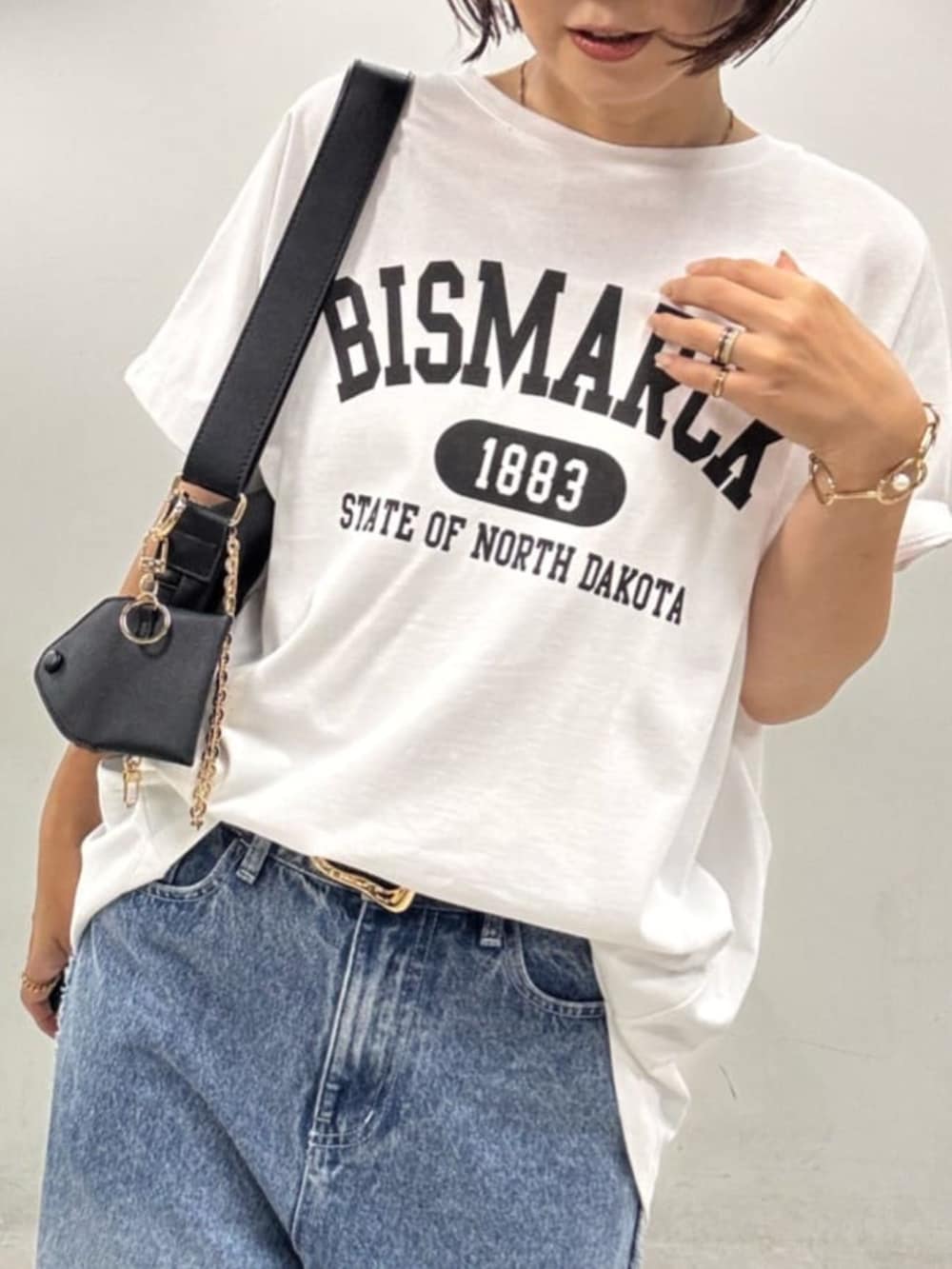 ホワイト系のTシャツ/カットソーを着用したレディースの夏コーディネートの3枚目の写真